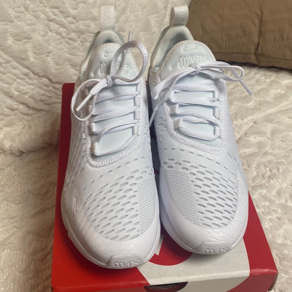 Nike air 270 white sneakers wore for a few hours 6.5 y